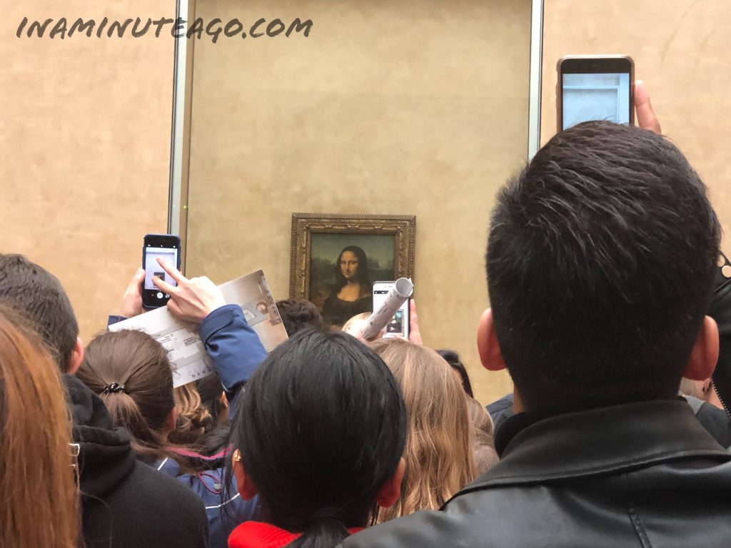 Crowd of people around the MonaLisa